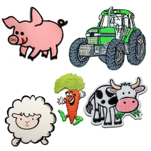 Puede incluir: Cinco parches bordados para planchar que representan un tractor verde, un cerdo rosa, una oveja blanca, una vaca blanco y negro y una zanahoria naranja de dibujos animados.