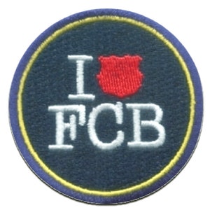 Può includere: Toppa circolare con sfondo blu navy, con la scritta "I FCB" in bianco, con un simbolo a scudo rosso che sostituisce la parola "love". La toppa è bordata da un bordo giallo e blu.