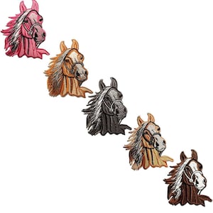 Puede incluir: Parches bordados con cabezas de caballo en varios colores: rosa, marrón, beige, negro y una mezcla de marrón y blanco. Cada parche muestra una cabeza de caballo con brida y melena fluida.