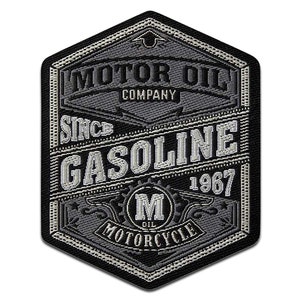 Peut inclure: Un écusson brodé noir et argent avec le texte "Motor Oil Company Since Gasoline 1967" et un "M" stylisé avec le texte "Oil Motorcycle".