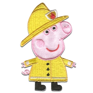 Può includere: Una toppa ricamata gialla di un maiale dei cartoni animati che indossa un cappello da pompiere giallo e un impermeabile giallo. Il maiale ha una faccia rosa con occhi neri e un sorriso.