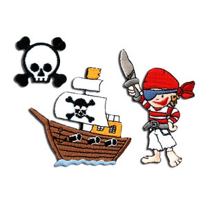 Puede incluir: Conjunto de tres parches bordados con temática pirata. Incluye una calavera y tibias cruzadas, un barco pirata con bandera de calavera y un pirata de dibujos animados con espada, pañuelo rojo y parche en el ojo.