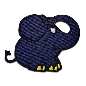 Può includere: Una toppa a forma di elefante blu navy con contorno nero. L'elefante ha un occhio bianco e piedi gialli. La toppa è in stile cartone animato ed è probabilmente per abbigliamento o accessori.