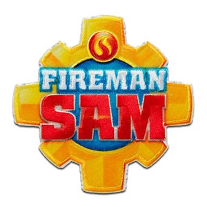 Può includere: Toppa ricamata con la scritta "FIREMAN SAM" in rosso e bianco, su sfondo blu. La toppa ha un bordo giallo e arancione a forma di ingranaggio con un'emblema di fiamma.