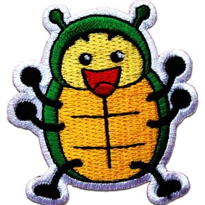 Puede incluir: Parche bordado para planchar de un insecto de dibujos animados con una cáscara verde, un cuerpo amarillo y patas negras. El insecto tiene una cara sonriente con ojos grandes y una boca roja.