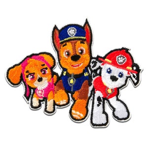 Pode incluir: Três patches bordados com personagens do programa de televisão infantil Patrulha Canina. Os patches são do Chase, Skye e Marshall. Chase está usando seu uniforme de policial azul, Skye está usando seu uniforme de piloto rosa e Marshall está usando seu uniforme de bombeiro vermelho.
