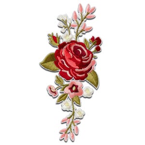 Peut inclure: Écusson floral brodé avec une grande rose rouge aux pétales détaillés, entourée de feuilles vertes, de fleurs roses et blanches et de tiges délicates. Le patch est conçu avec une bordure blanche, créant un effet tridimensionnel.