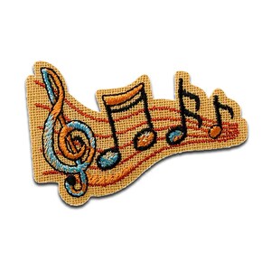Può includere: Toppa ricamata con note musicali e una chiave di violino in arancione, nero e blu. La toppa è su uno sfondo beige simile a iuta con linee rosse, che suggeriscono un pentagramma. Ideale per gli amanti della musica e gli artigiani.
