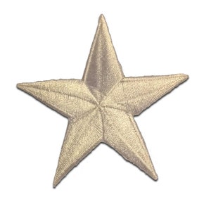 Könnte beinhalten: Ein beige gestickter Stern-Aufnäher mit fünfspitzigem Design. Der Aufnäher hat ein strukturiertes Aussehen und ist vor einem weißen Hintergrund platziert. Der Stern hat eine klassische Form.
