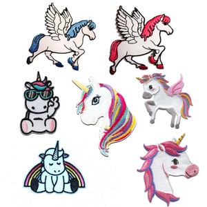 Peut inclure: Ensemble de huit patchs brodés à repasser représentant des licornes dans différents styles. Les patchs comprennent une licorne avec des ailes, une licorne avec des lunettes de soleil, une licorne avec un arc-en-ciel et une licorne avec une crinière colorée.