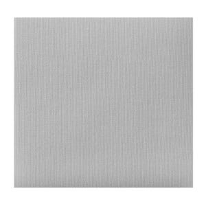 Pode incluir: Um tecido quadrado cinza claro com uma trama fina e texturizada. O material é de cor sólida, sem padrões ou desenhos visíveis. O tecido é uniformemente iluminado, mostrando a textura sutil da trama.