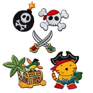 Può includere: Cinque toppe ricamate colorate da stirare con temi pirata. Le toppe includono un teschio e ossa incrociate, una bomba con un teschio e ossa incrociate, due spade incrociate, uno scrigno del tesoro con una palma e un uccello, e un gatto pirata dei cartoni animati che tiene una mappa del tesoro.