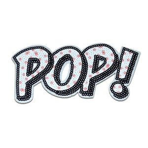 Puede incluir: Un parche blanco con la palabra "POP!" en estilo cómic. Las letras están rellenas de pequeños puntos rosas y delineadas en negro. El signo de exclamación también es negro.