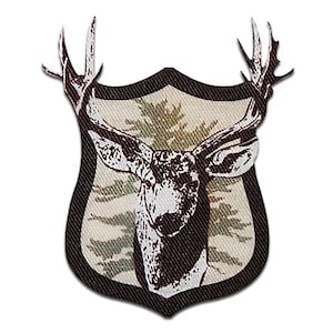 Può includere: Una toppa ricamata in bianco e nero di una testa di cervo con corna all'interno di una forma di scudo nero con uno sfondo mimetico.