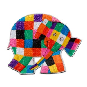 Op de afbeelding: Een kleurrijk geborduurd patch met twee olifanten, een met zijn slurf om de andere gewikkeld. De olifanten zijn gemaakt van vierkanten in verschillende kleuren, waaronder rood, oranje, geel, groen, blauw, paars, roze en zwart.