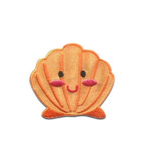 Könnte beinhalten: Gestickter Aufnäher einer lächelnden Muschel mit einem niedlichen Gesicht. Der Aufnäher ist orange mit dunkelorangen Umrissen und Details. Die Augen sind schwarz und die Wangen rosa. Das Design ist im Cartoon-Stil.