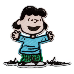 Op de afbeelding: Geborduurde patch met Lucy uit Peanuts. Lucy wordt afgebeeld met zwart haar, een blauw shirt en een groene geruite broek, met haar armen uitgestrekt. De patch heeft een witte rand en is ontworpen voor toepassing op stof.
