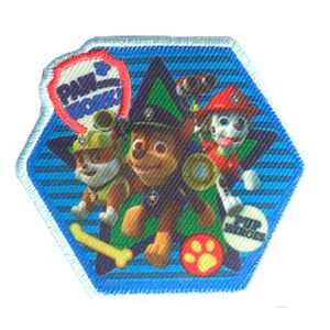 Könnte beinhalten: Ein blauer und weißer sechseckiger Patch mit einem Stern in der Mitte. Der Stern zeigt drei Cartoon-Hunde aus der Paw Patrol-Zeichentrickserie. Die Hunde tragen ihre charakteristischen Uniformen und haben den Text "Paw Patrol" und "Pup Patrol" auf ihren Uniformen.