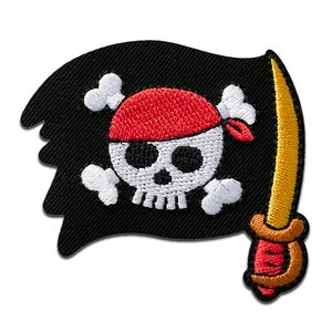 Op de afbeelding: Zwarte piratenvlag patch met een witte schedel en gekruiste beenderen, een rode bandana en een gouden zwaard.
