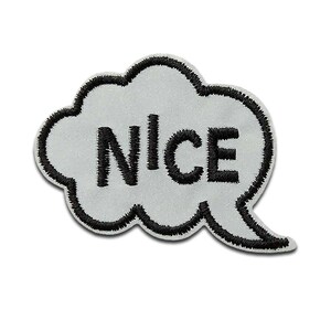 Könnte beinhalten: Weißer Bügel-Patch mit schwarzem Umriss in Form einer Sprechblase. Das Wort "NICE" ist in Schwarz in die Sprechblase geschrieben.