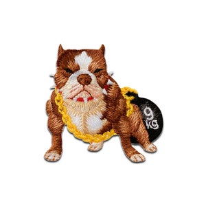 Può includere: Toppa ricamata di un bulldog marrone e bianco con una catena d'oro e che tiene un peso nero con la scritta "9 kg".