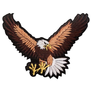Peut inclure: Écusson brodé représentant un aigle aux ailes déployées. L'aigle a des plumes marron et beige, une tête blanche et des serres jaunes. Le patch est bordé de noir.