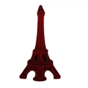 Op de afbeelding: Rode ijzeren Eiffeltoren-patch. De patch is zwart en rood met een gedetailleerd ontwerp van de Eiffeltoren.