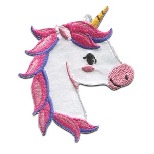 Peut inclure: Patch thermocollant brodé représentant une licorne blanche avec une crinière et une corne roses. La licorne a un nez rose et un contour bleu autour de sa crinière.