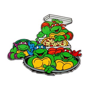 Può includere: Grafica colorata con i Teenage Mutant Ninja Turtles. Le tartarughe, nei loro colori distintivi, sono raffigurate con una che tiene una scatola di pizza e le altre intorno a una pizza. L'immagine è in stile cartone animato.