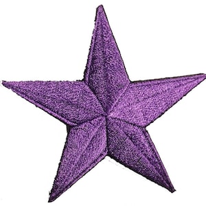 Puede incluir: Parche de estrella bordada púrpura con un diseño de cinco puntas. La estrella es de un tono púrpura vibrante, con costuras detalladas que crean una apariencia texturizada. El parche es probablemente para fines decorativos, como en ropa o accesorios.