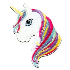Könnte beinhalten: Gestickter Aufnäher eines Einhornkopfes. Das Einhorn hat ein weißes Gesicht, ein gelbes Horn und eine fließende Mähne in Pink, Lila, Gelb und Blau. Das Auge ist blau mit schwarzen Wimpern.
