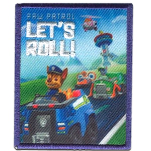 Peut inclure: Un écusson bleu et blanc de la Pat' Patrouille avec le texte "Pat' Patrouille C'est parti !" et une image de Chase dans sa voiture de police.