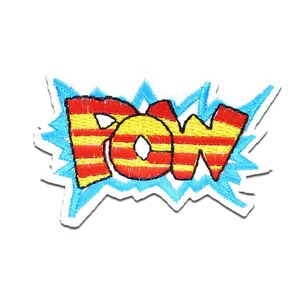 Può includere: Toppa ricamata con la parola "POW" a strisce rosse e gialle, bordata di nero. La parola è posta su un design blu a scatti, con un bordo bianco. Un design in stile fumetto.