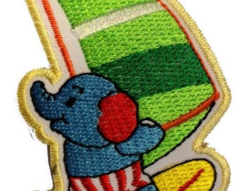 Aufnäher / Bügelbild - Surfender Elefant - grün - 6,0 x 8,5 cm - Patch Aufbügler Applikationen zum aufbügeln Applikation Patches Flicken