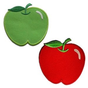 Op de afbeelding: Twee geborduurde appelpatches. Eén is groen met een witte highlight, groene steel en blad. De andere is rood met een witte highlight, groene steel en blad. Beide hebben een getextureerd uiterlijk.