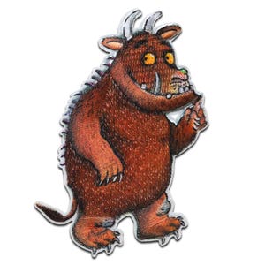 Op de afbeelding: Een bruin, harig monster met een tandenrij en grote, gele ogen. Het monster heeft twee hoorns op zijn kop en staat op twee benen. Het is een personage uit het kinderboek "Waar de Wilde Dingen Zijn."