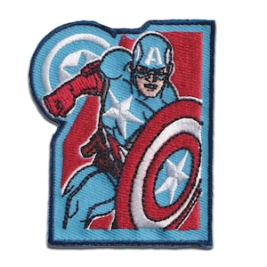 Puede incluir: Un parche bordado que presenta una ilustración estilo cómic de Capitán América con un traje azul y una estrella blanca en el pecho, sosteniendo un escudo circular rojo, blanco y azul. El fondo incluye un rectángulo rojo y un borde azul.