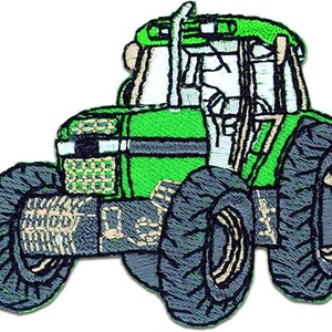 Könnte beinhalten: Gestickter Aufnäher eines grünen Traktors mit großen grauen Reifen. Der Traktor hat eine weiße Kabine und ein detailliertes Design, einschließlich der Zahl "7" an der Seite. Geeignet für Kleidung oder Accessoires.