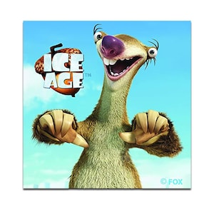 Peut inclure: Image carrée avec le logo Ice Age et le personnage Sid, un paresseux. Sid est brun avec un nez violet et sourit largement. Le logo Ice Age est à gauche, sur fond de ciel bleu.
