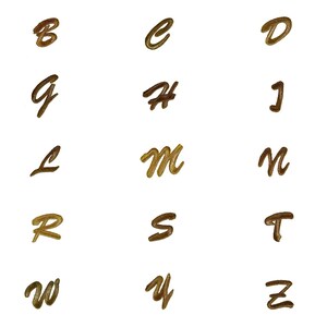 Könnte beinhalten: Ein Satz von 26 Großbuchstaben, die in brauner, kursivschriftlicher Schrift auf weißem Hintergrund geschrieben sind.