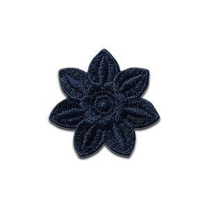Pode incluir: Um patch de flor bordada em azul marinho. Apresenta seis pétalas e um centro detalhado. Projetado para ser costurado ou passado a ferro no tecido, adicionando um toque floral decorativo a roupas ou acessórios.