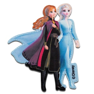 Może przedstawiać: Naszywka do prasowania z postaciami z Disney Frozen, Elsą i Anną. Elsa ma na sobie jasnoniebieską sukienkę, a Anna nosi ciemnofioletową i czarną sukienkę z czerwonym płaszczem. Naszywka ma niebieski tło, a logo Disneya znajduje się w prawym dolnym rogu.
