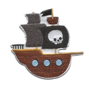 Può includere: Una toppa da stirare ricamata a forma di nave pirata marrone con una vela nera e un teschio bianco con ossa incrociate. La nave ha tre oblò con accenti blu.