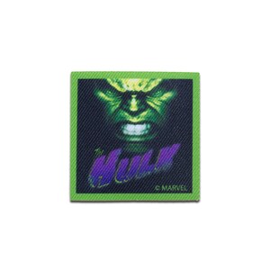 Könnte beinhalten: Grüner und lilafarbener gestickter Aufnäher mit einem Bild von Hulks Gesicht und dem Text "The Hulk" und "© MARVEL".