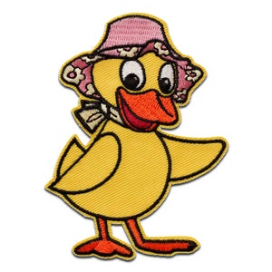 Pode incluir: Um pato de desenho animado bordado usando um chapéu floral rosa e branco com um bico vermelho e pés laranja.