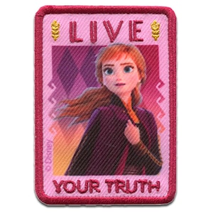 Può includere: Toppa rettangolare rosa con Anna di Frozen della Disney. La toppa ha le parole "LIVE YOUR TRUTH" in testo bianco. La toppa ha un bordo rosa e uno sfondo con forme geometriche.