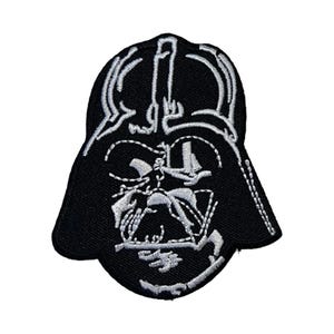 Peut inclure: Écusson brodé noir représentant le casque de Dark Vador de Star Wars. Le motif, en fil blanc, souligne le masque et le casque du personnage sur un fond noir, une image reconnaissable de la série de films.