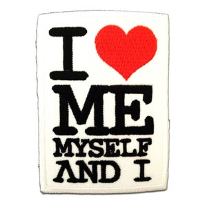 Pode incluir: Remendo retangular branco com as palavras "I ME MYSELF AND I" em letras pretas. Um coração vermelho está acima da palavra "ME". O remendo tem uma borda branca.
