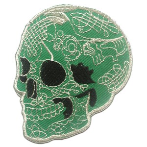 Può includere: Toppa di teschio ricamata verde con contorno bianco e cavità oculari nere. Il teschio è decorato con un motivo floreale.