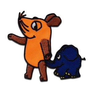 Könnte beinhalten: Gestickter Aufnäher mit einer orangefarbenen Maus und einem blauen Elefanten. Die Maus hat braune Ohren, Arme und Beine. Der Elefant hat gelbe Akzente. Der Aufnäher ist für das Aufnähen auf Kleidung oder Accessoires gedacht.